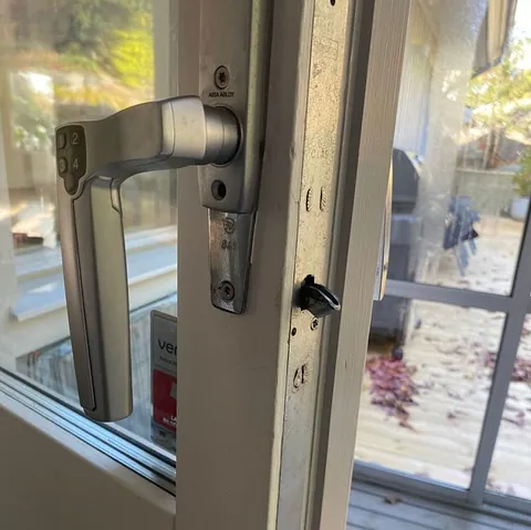Spanjolett med kodlås närbild på villa dörr