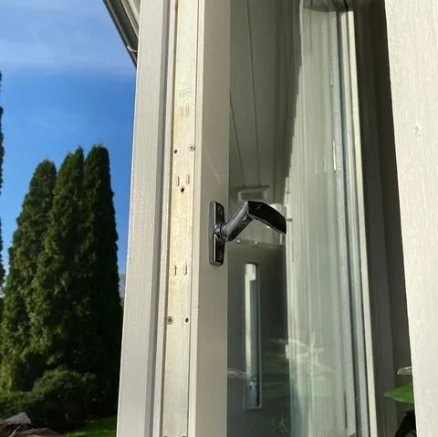 Spanjolett i villa dörr närbild